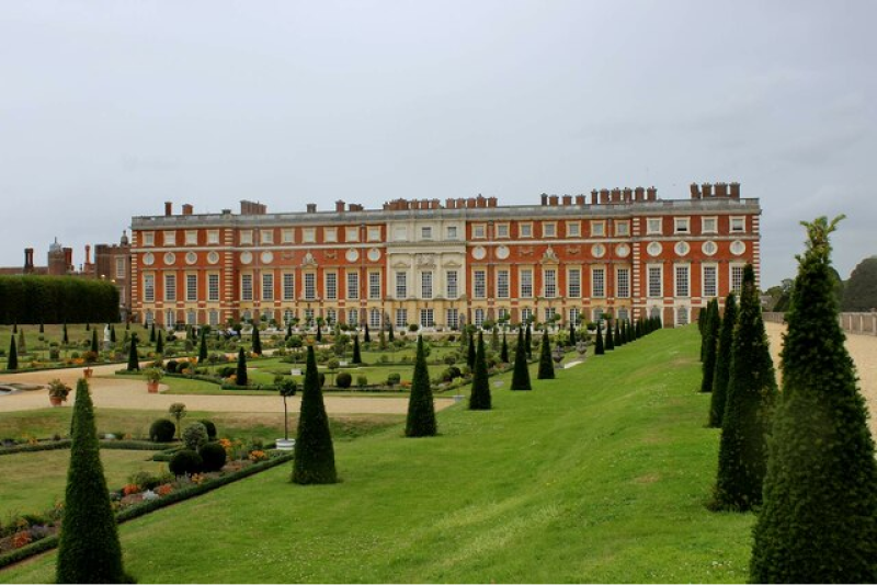 Cleaning in Hampton Court